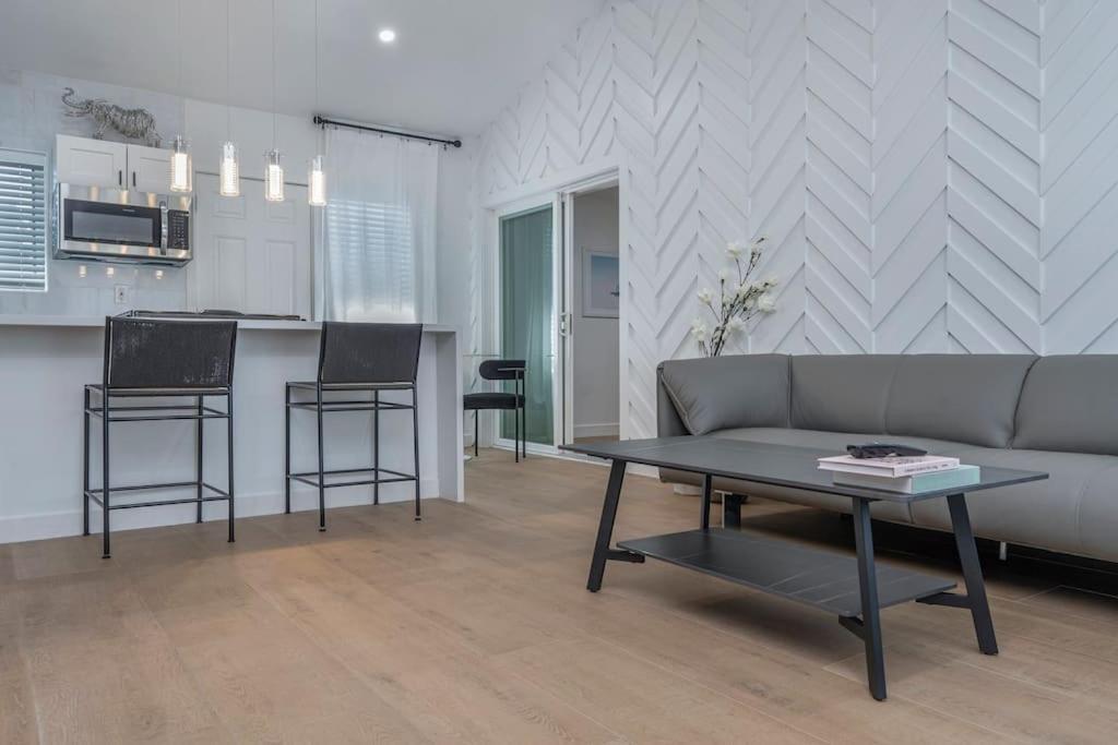 Ash And Ko Aparthotel Phoenix Ngoại thất bức ảnh